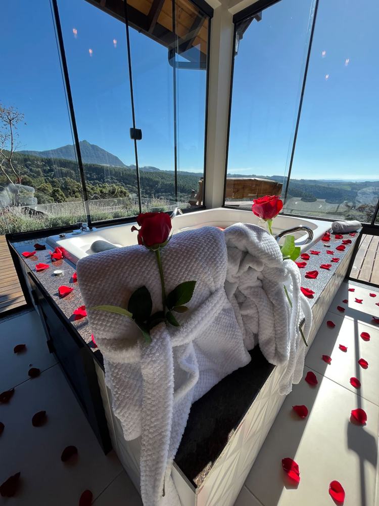 Um momento de relaxamento sem pressa, à vista da serra