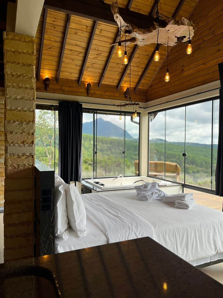 A cama Queen posicionada para a visão mais bela do horizonte ao amanhecer
