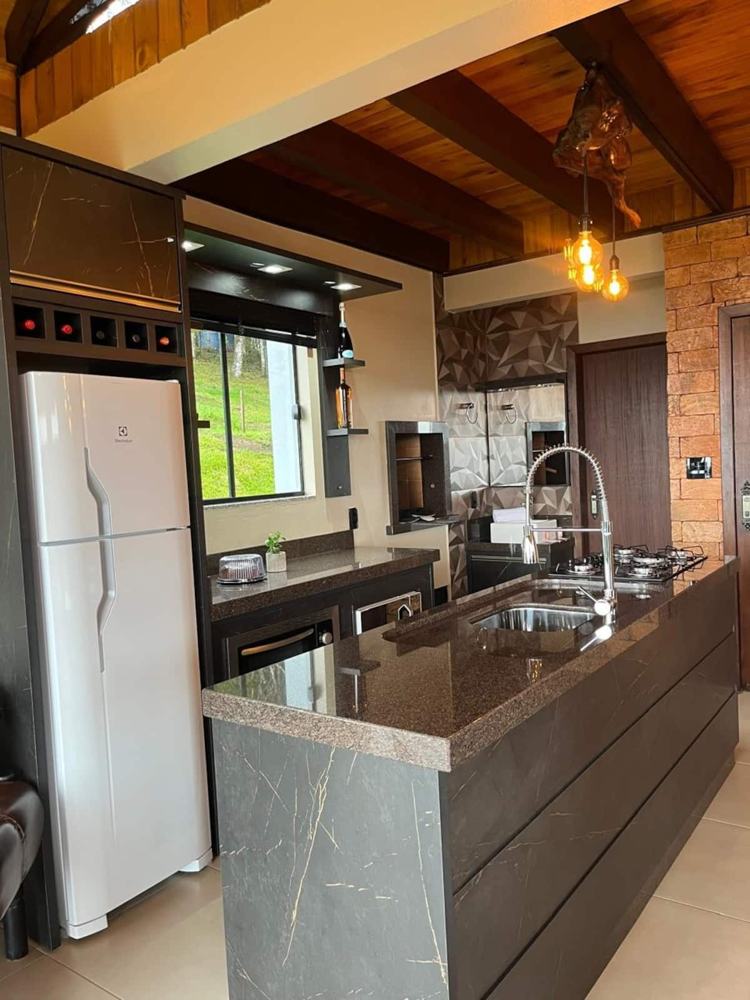 Cozinha moderna e completa, equipada pra cozinhar em família