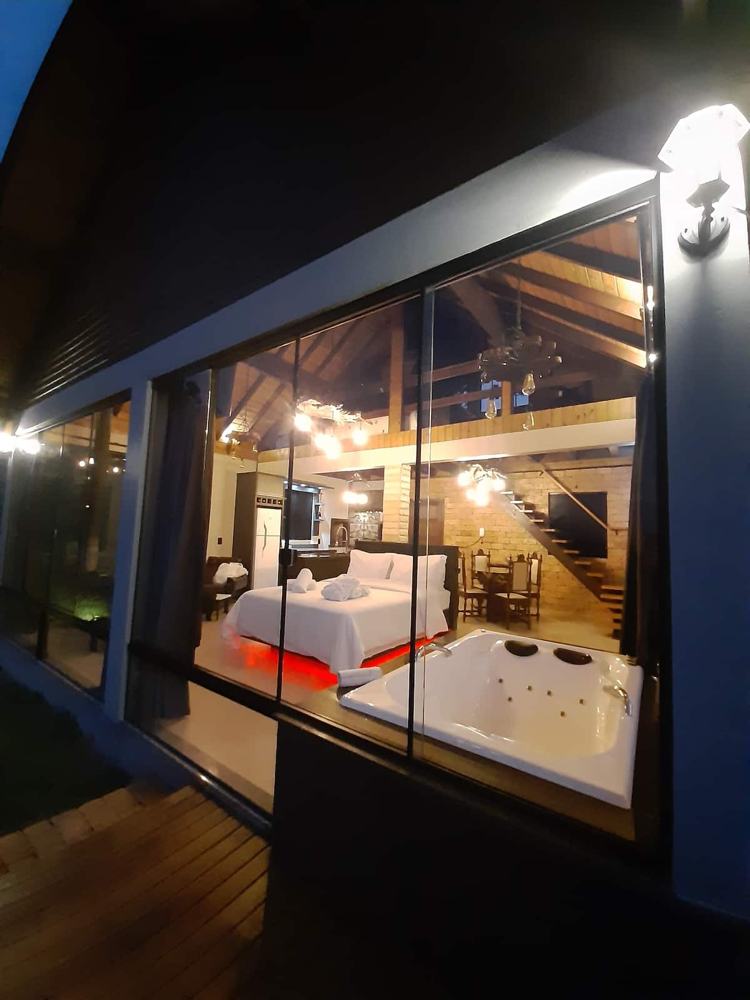 A cabana à noite, os panos de vidro acesos